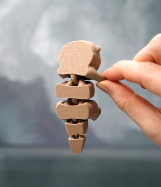 Otis la loutre flexible – Un compagnon loutre qui tient la main