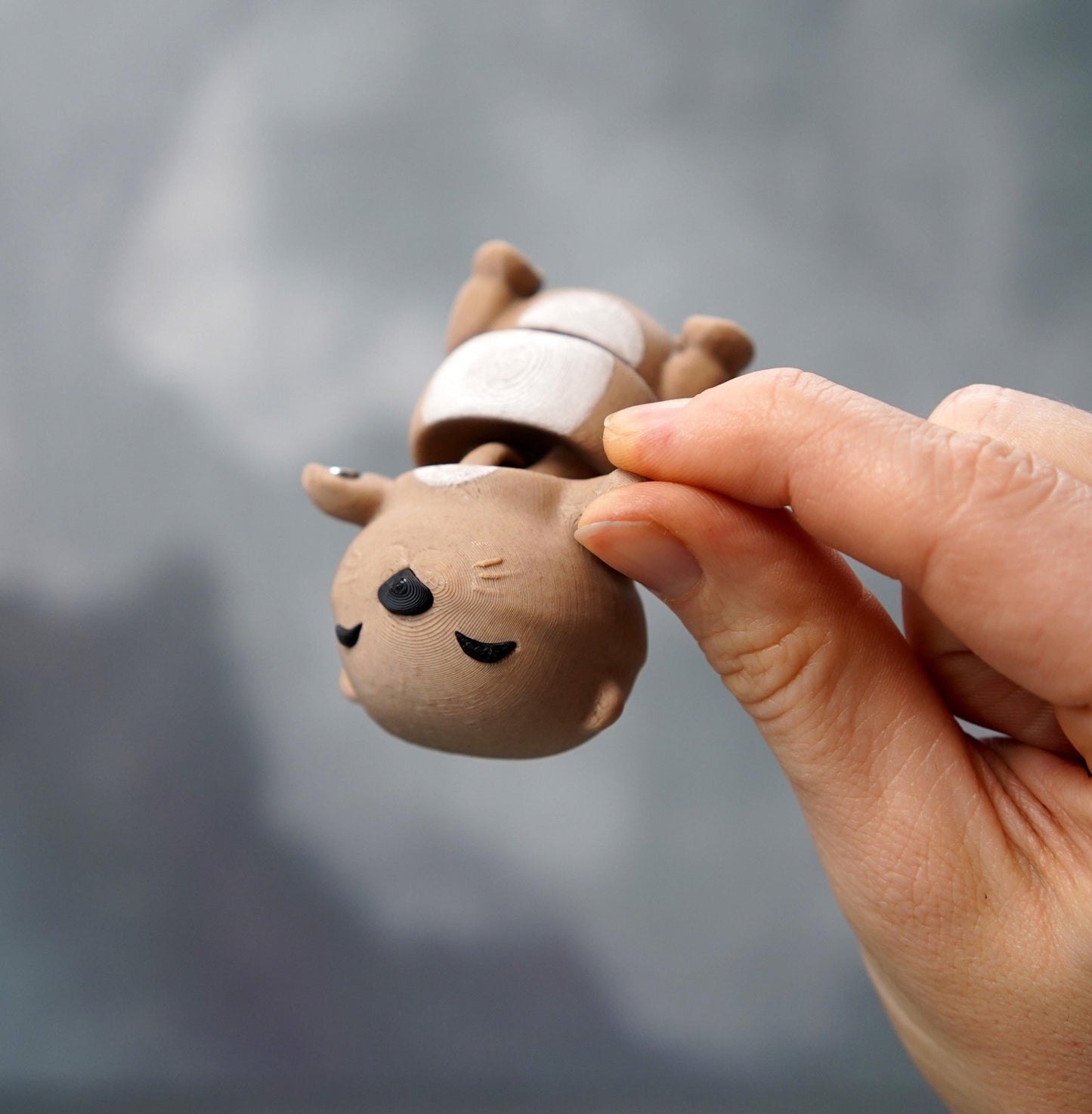 Otis la loutre flexible – Un compagnon loutre qui tient la main